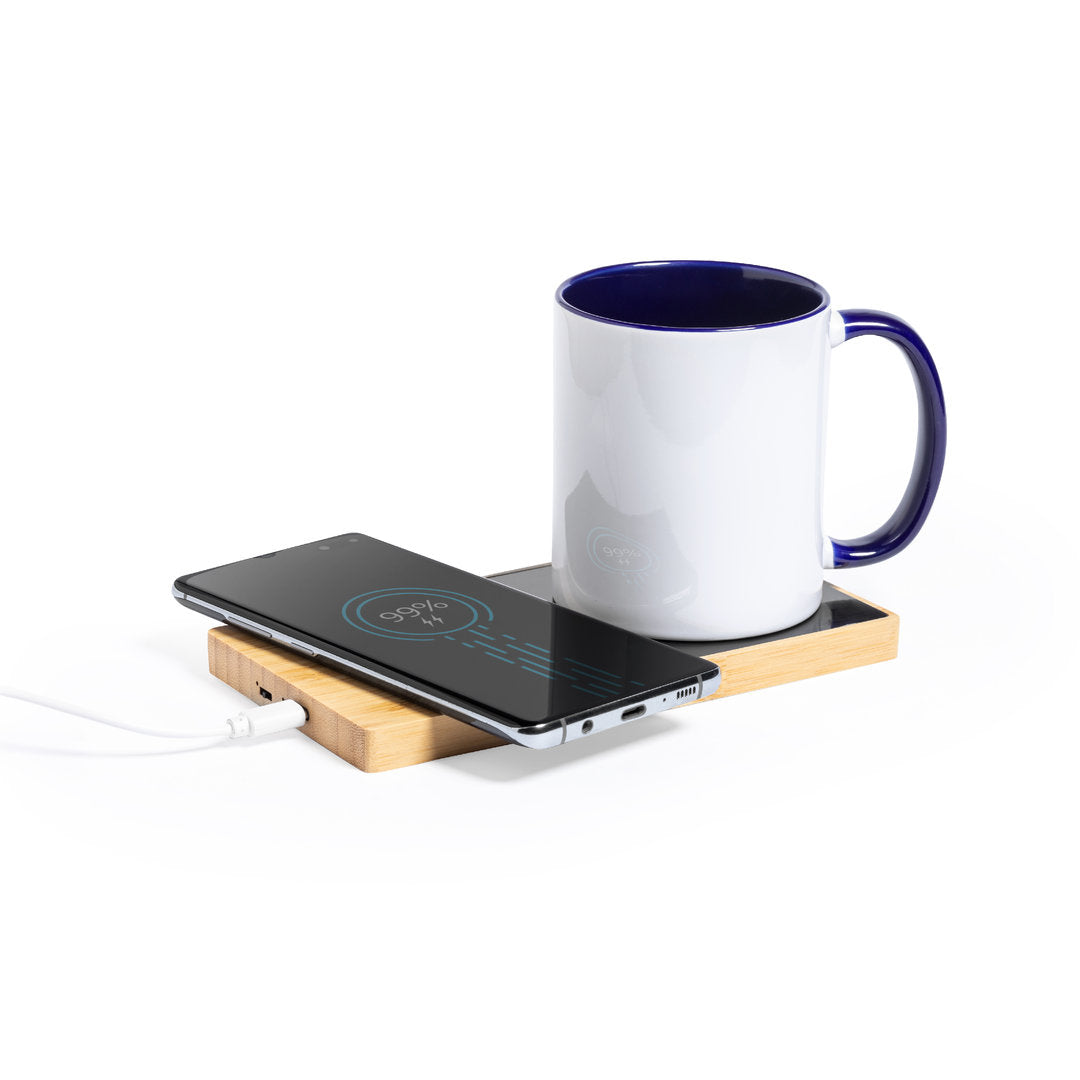 Aquecedor de canecas em bambu com carregador sem fios integrado de 10W. Aquece bebidas e carrega o telemóvel ao mesmo tempo. Design natural, seguro e ecológico — ideal para o escritório ou oferta personalizada.
