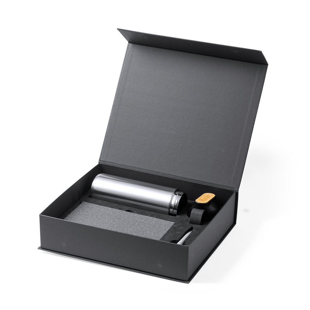 Conjunto premium com garrafa térmica de 640 ml, bloco de notas e caneta com detalhes em bambu. Design elegante, funcional e sustentável. Apresentado em estojo rígido magnético.