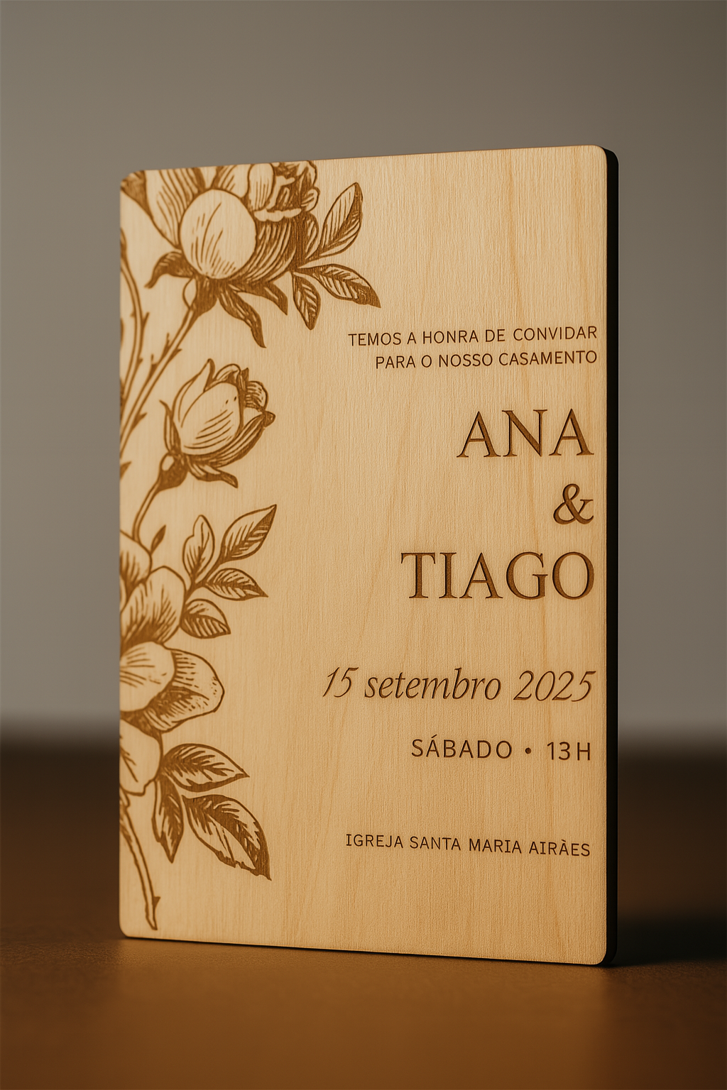 Convite de casamento em madeira gravado a laser com flores e nomes “Ana & Tiago” – estilo rústico e elegante