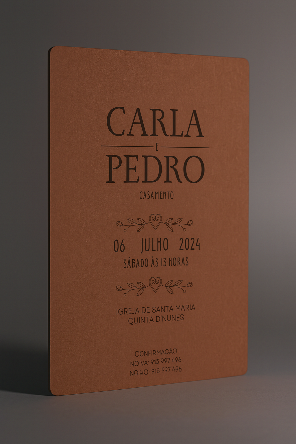 Convite de casamento gravado em madeira com nomes “Carla e Pedro”, data e local gravados a laser, estilo clássico e limpo.