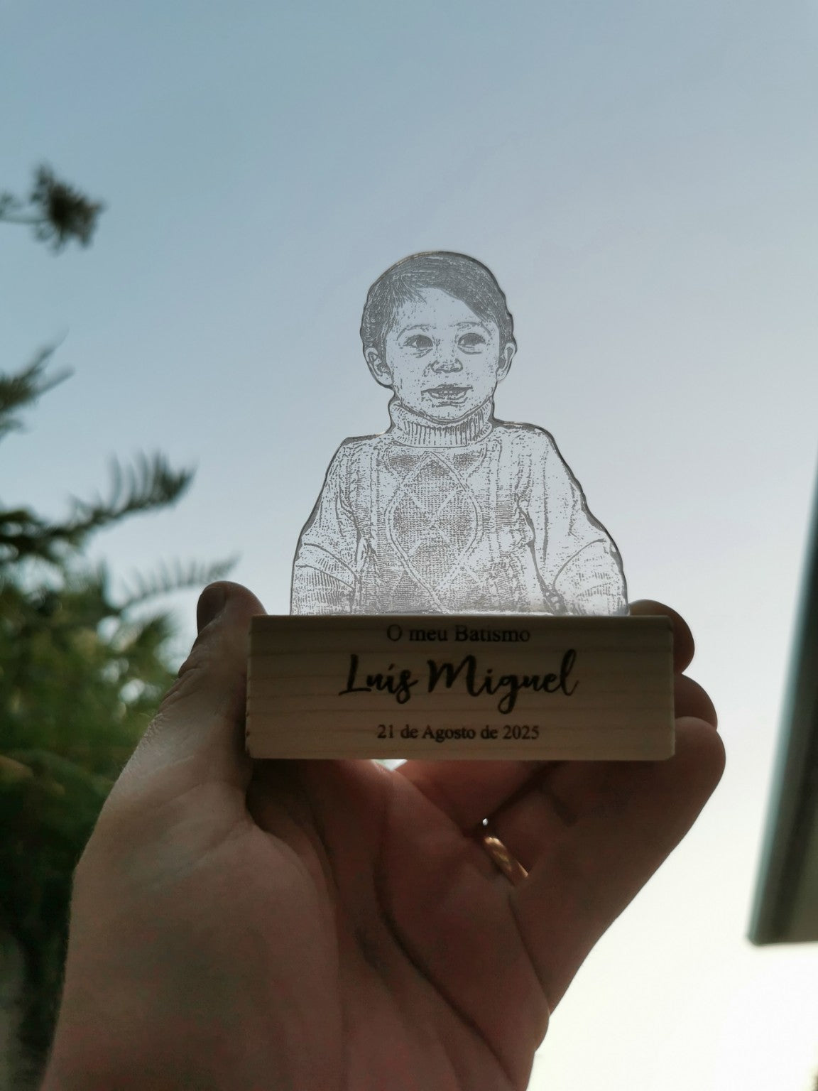Lembrança de batismo personalizada com retrato gravado em acrílico e base em madeira com nome e data