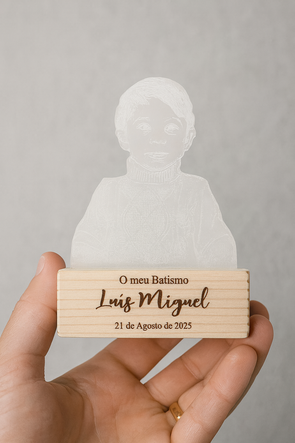 Lembrança de batismo personalizada com retrato gravado em acrílico e base em madeira com nome e data