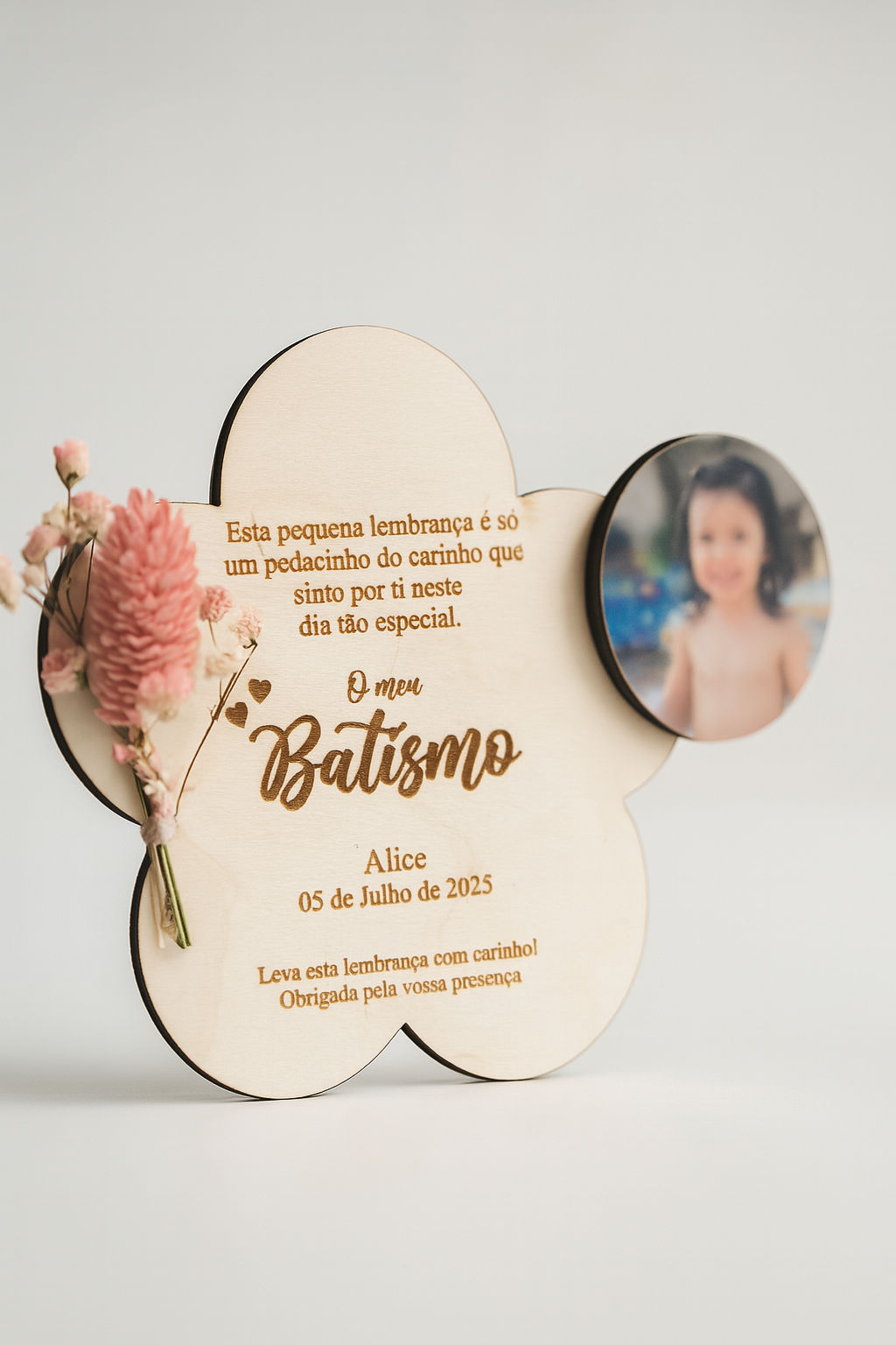 Lembrança de batismo em madeira com gravação personalizada, flor seca e foto da criança no detalhe circular.