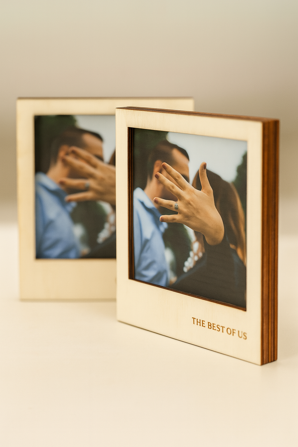 Moldura em madeira com fotografia de casal e gravação a laser personalizada “THE BEST OF US”.