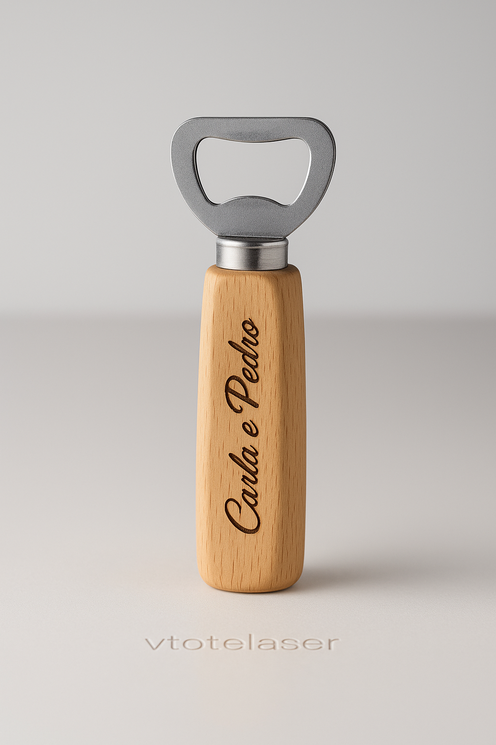 Abre-cápsulas em madeira personalizado com nomes para oferta ou brinde