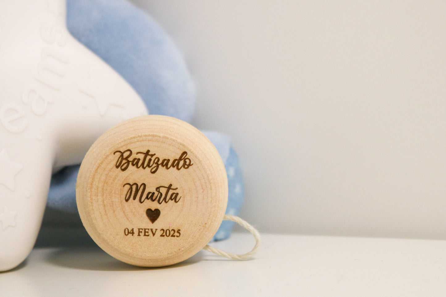 Lembrança ou peça redonda em madeira com gravação de batizado e nome do bebé