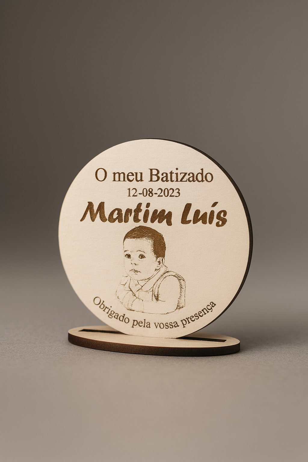 Lembrança de batizado personalizada com nome Martim Luís, data e foto gravada a laser em madeira