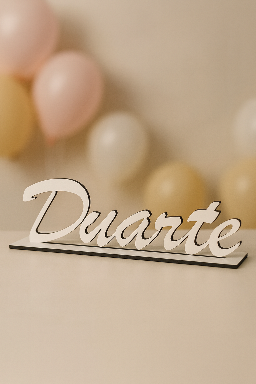 Nome personalizado em MDF branco com base, modelo Duarte, ideal para decoração de festas e quartos infantis