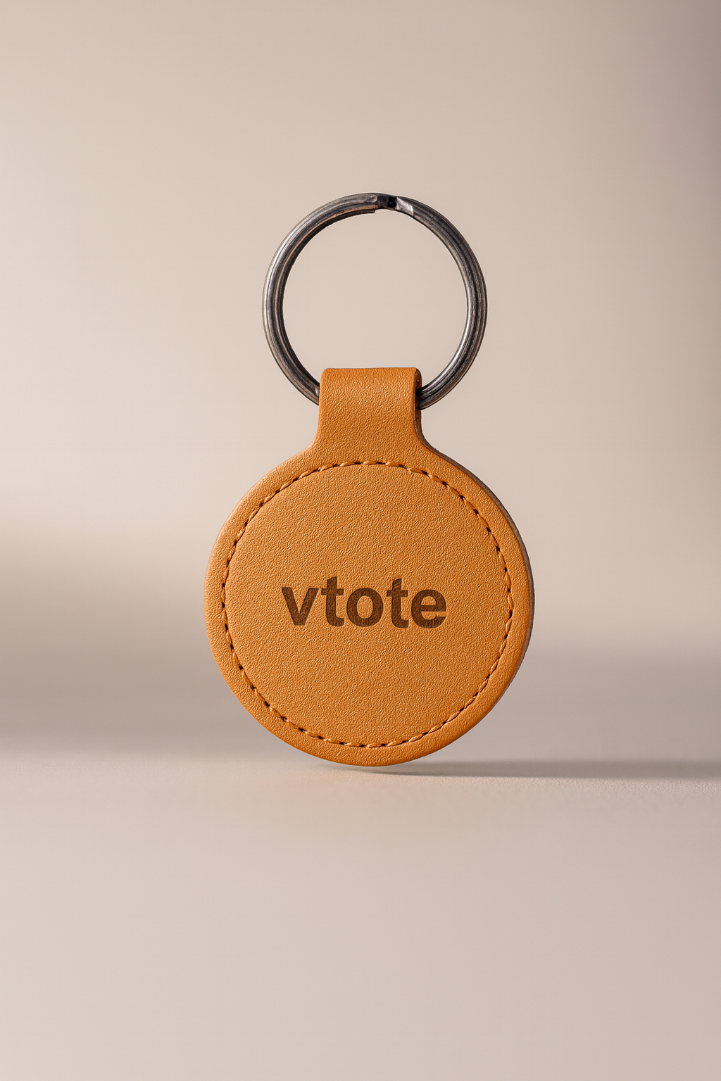 Porta-chaves retangular em couro reciclado com acabamento cosido. Personalizável a laser e apresentado em bolsa kraft. Ideal para brindes ecológicos e eventos.