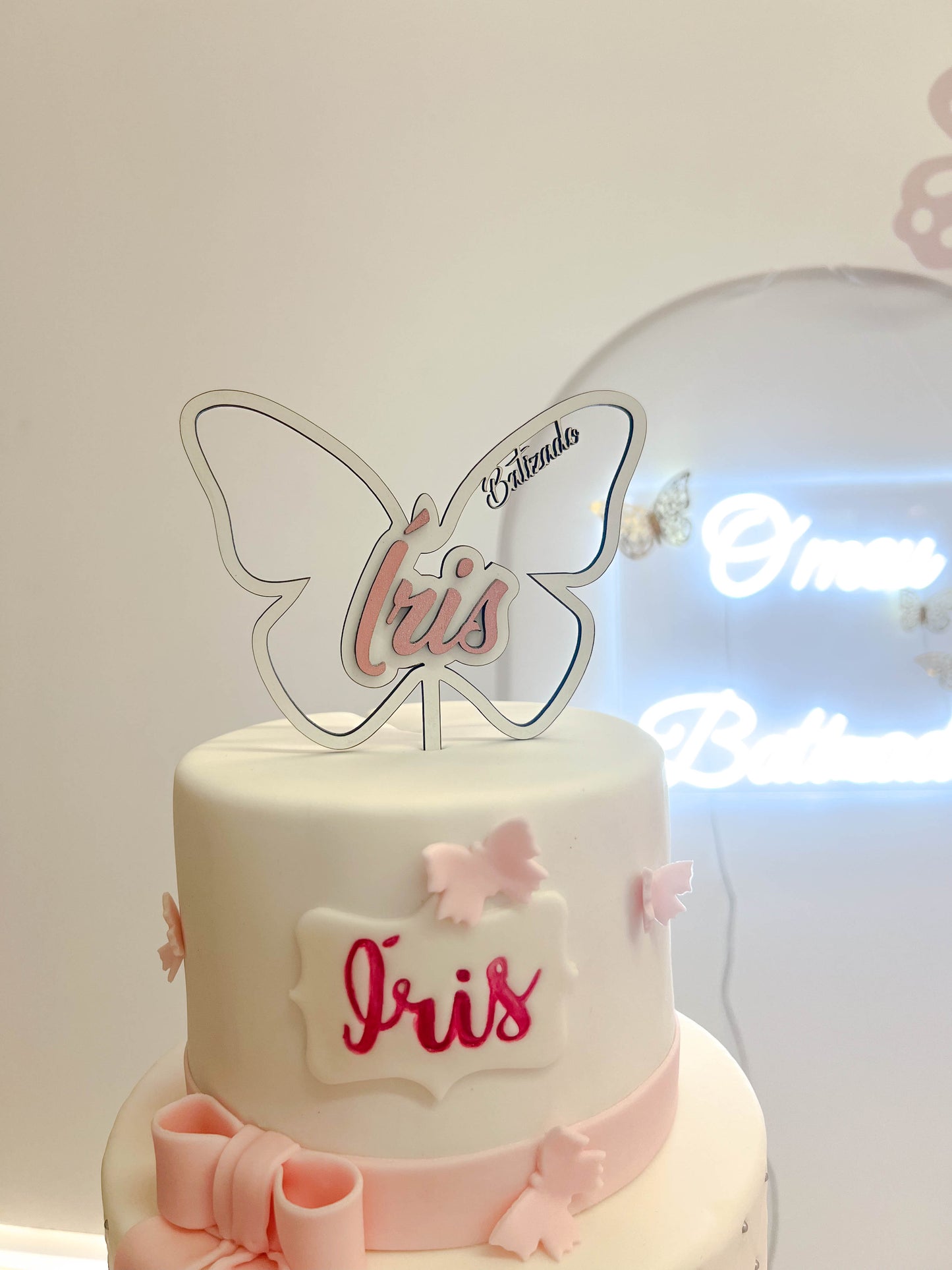 Topper personalizado borboleta para bolo de batizado com nome da criança
