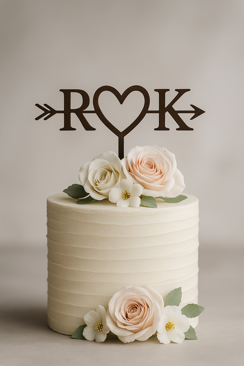 Topo de bolo com letras iniciais e seta para casamento personalizado
