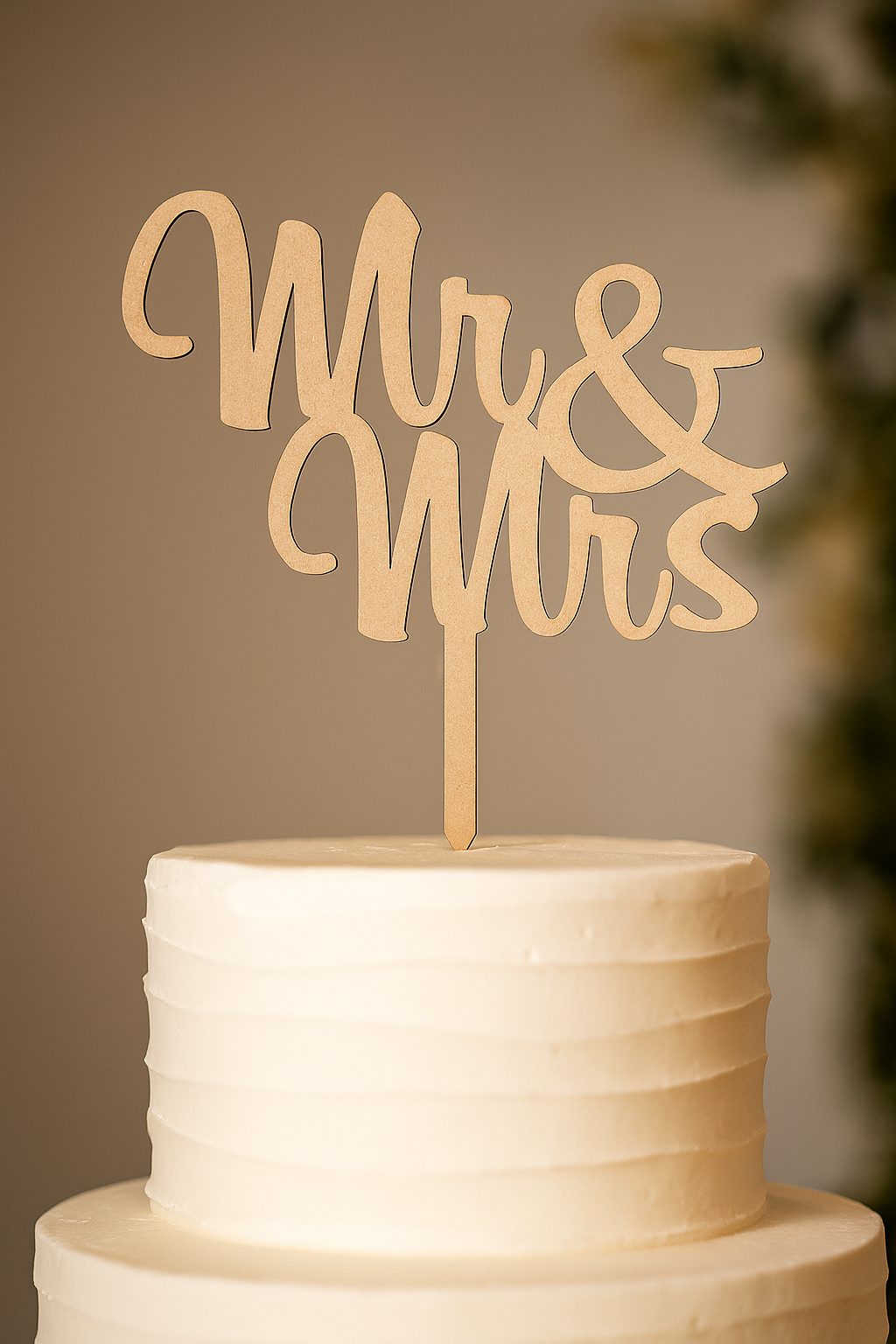 Topper de bolo em madeira com a inscrição Mr & Mrs, ideal para casamento elegante