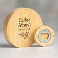 Abre-cápsulas magnético em bambu personalizado com gravação a laser. Ideal como lembrança de casamento ecológica e elegante. Encomende já!