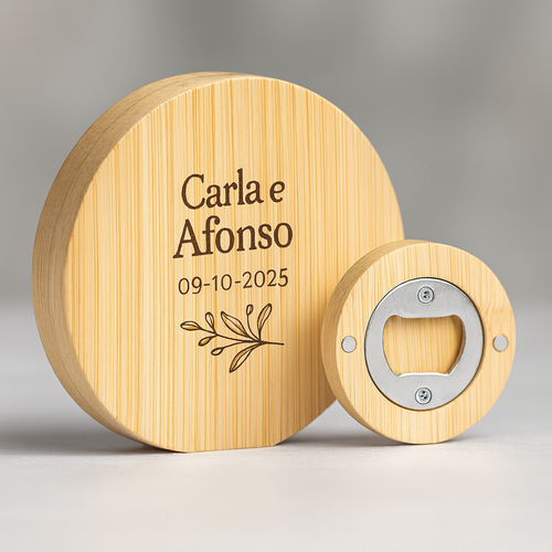 Abre-cápsulas magnético em bambu personalizado com gravação a laser. Ideal como lembrança de casamento ecológica e elegante. Encomende já!