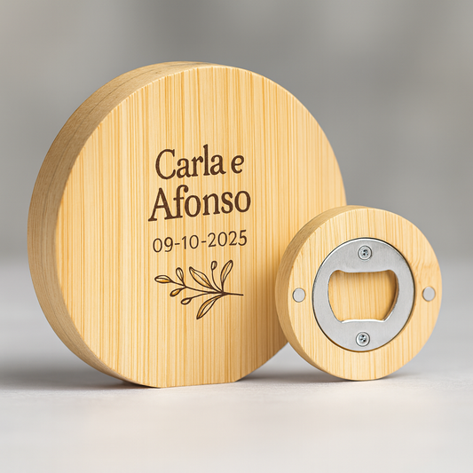 Abre-cápsulas magnético em bambu personalizado com gravação a laser. Ideal como lembrança de casamento ecológica e elegante. Encomende já!