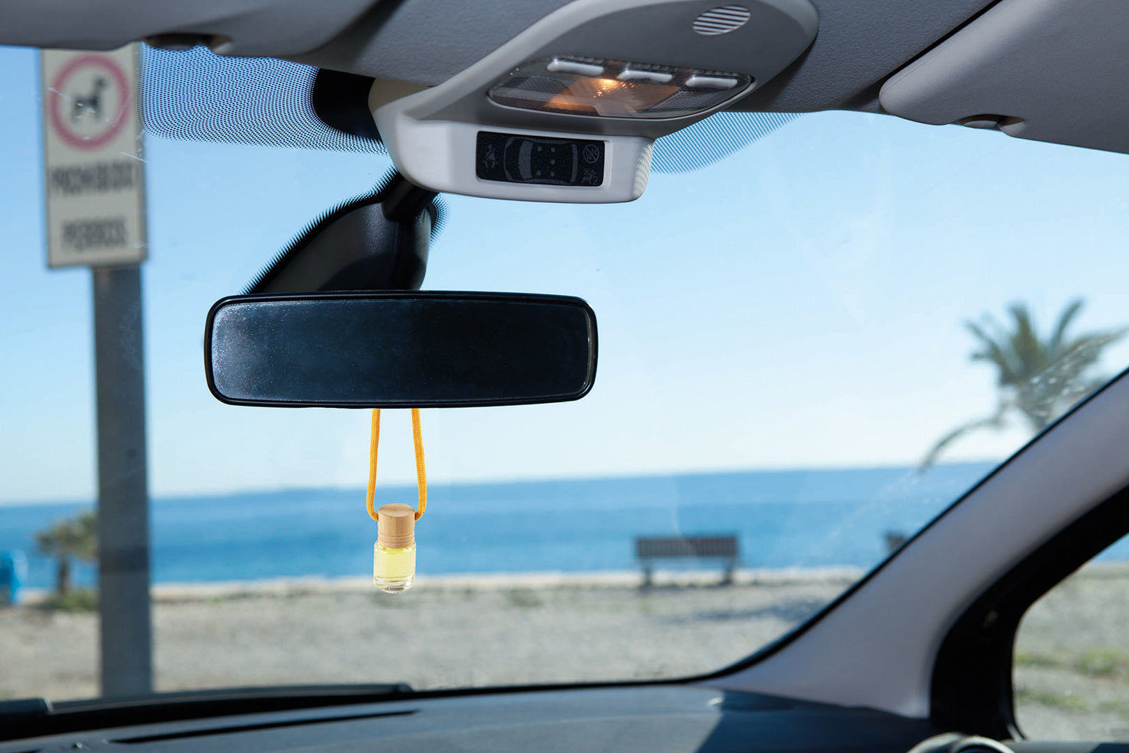 Ambientador de carro com aroma a oceano, frasco de vidro transparente de 5 ml com rolha de madeira e cordão branco, gravação “Vtote” na tampa, fotografado em fundo neutro com luz suave.