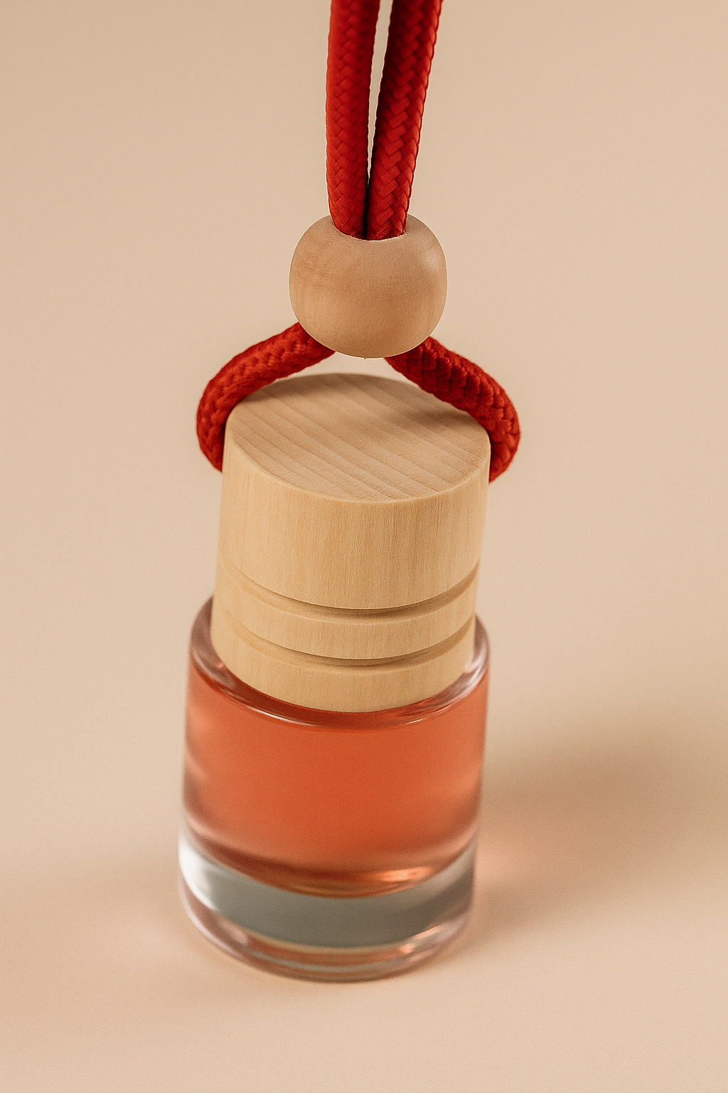 Ambientador de carro com aroma a oceano, frasco de vidro transparente de 5 ml com rolha de madeira e cordão branco, gravação “Vtote” na tampa, fotografado em fundo neutro com luz suave.