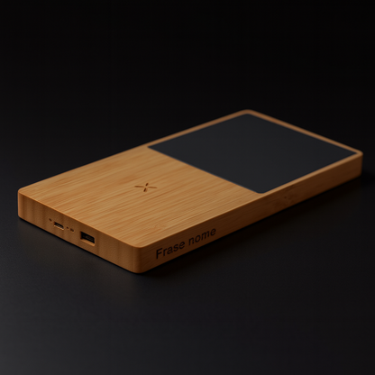 Aquecedor de canecas em bambu com carregador sem fios integrado de 10W. Aquece bebidas e carrega o telemóvel ao mesmo tempo. Design natural, seguro e ecológico — ideal para o escritório ou oferta personalizada.