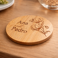 Base para copos em bambu personalizada com gravação laser e nome Ana e Pedro