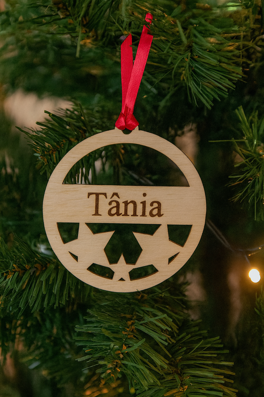 Dá um toque único à tua árvore com a bola de Natal personalizada em madeira branca. Gravação laser CO₂ e fita vermelha incluída. Feita em Portugal pela Vtote Laser.