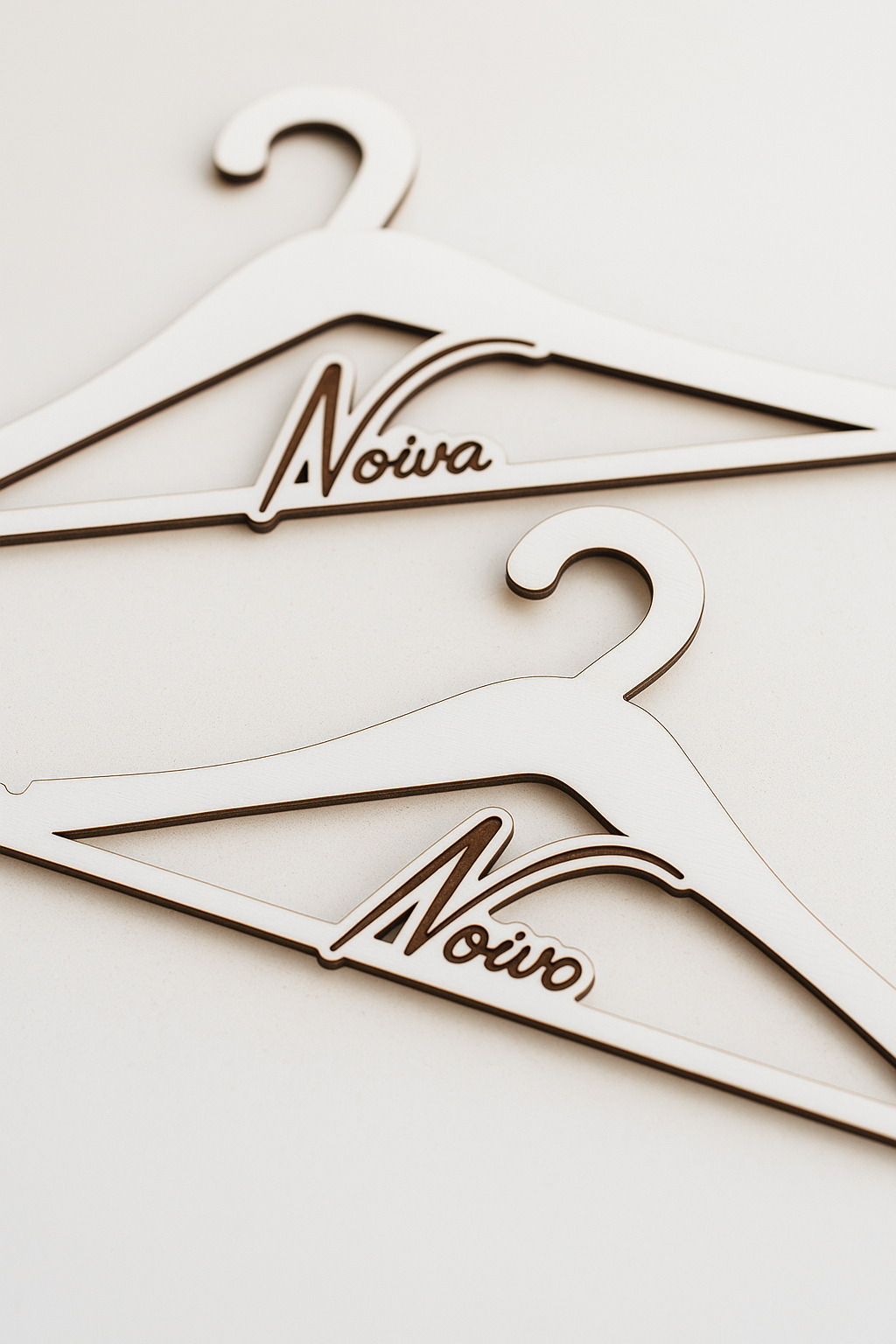 Cabides elegantes em madeira com gravação a laser “Noiva” e “Noivo” perfeitos para o grande dia e para fotos inesquecíveis.