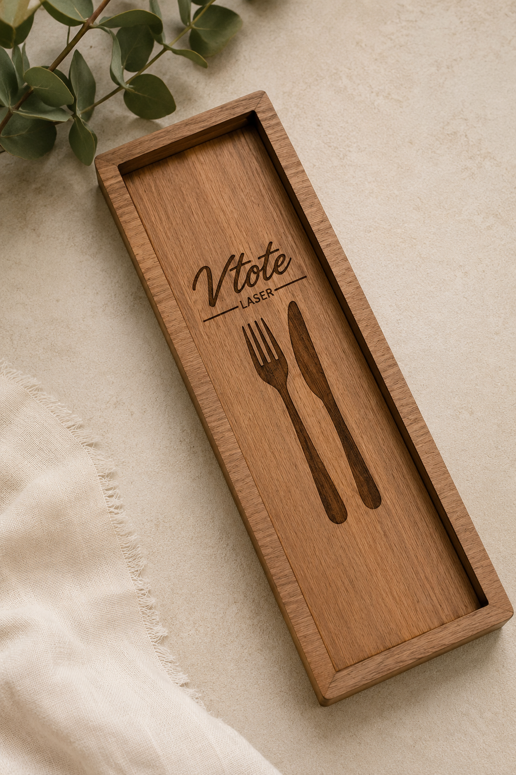 Caixa porta-talheres em madeira personalizada com gravação laser. Ideal para restaurantes, hotéis, eventos e catering. Personalização com logótipo.