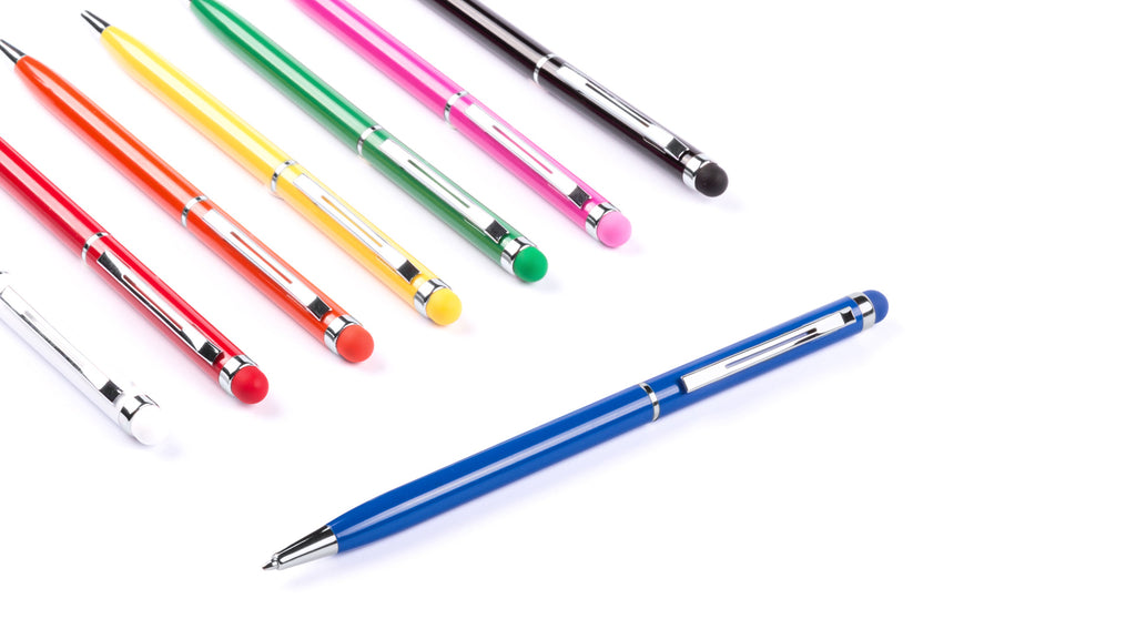 Canetas metálicas finas com ponteira touch em várias cores, corpo em alumínio e detalhes prateados, ideais para brindes promocionais.