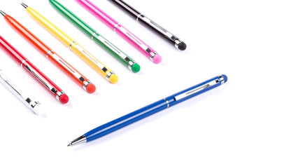 Canetas metálicas finas com ponteira touch em várias cores, corpo em alumínio e detalhes prateados, ideais para brindes promocionais.