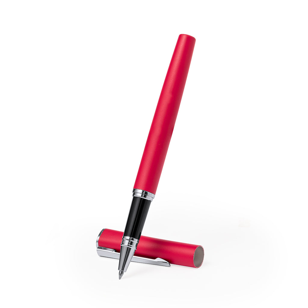Caneta roller metálica com tampa, corpo vermelho mate e acessórios prateados, com tinta gel azul e bolsa reciclada.