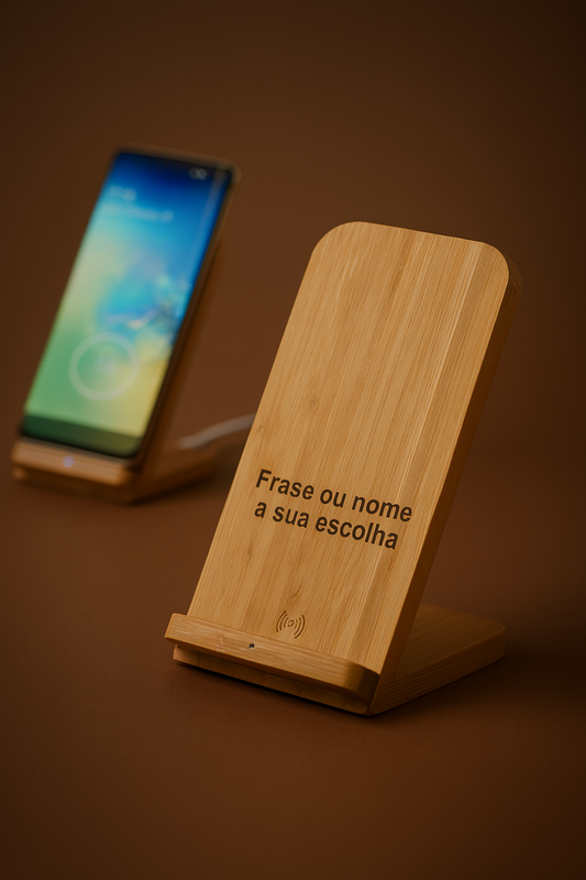 Carregador sem fios em bambu natural de 10W com função de suporte para smartphone. Design ecológico, indicador de carga LED e compatível com todos os dispositivos wireless charging.