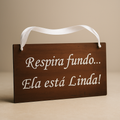 Placa de Entrada para Casamento – "Respira fundo... Ela está Linda!"