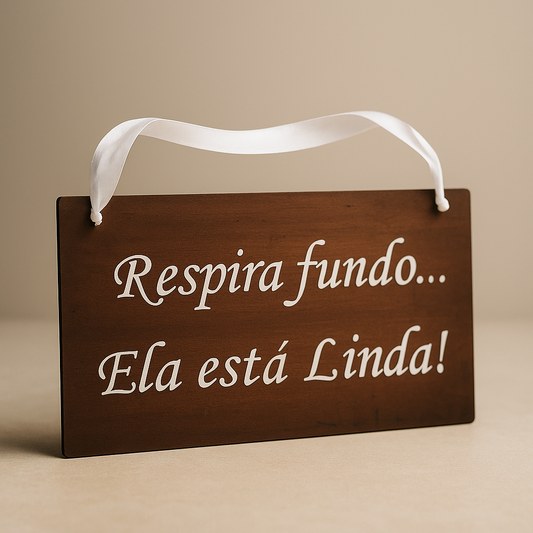 Placa de Entrada para Casamento – "Respira fundo... Ela está Linda!"