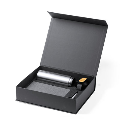 Conjunto premium com garrafa térmica de 640 ml, bloco de notas e caneta com detalhes em bambu. Design elegante, funcional e sustentável. Apresentado em estojo rígido magnético.