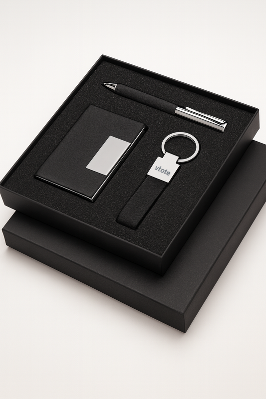 Conjunto corporativo em RPET com gravação a laser nas três peças. Porta-cartões, caneta e chaveiro em acabamento preto e metal. Presente ecológico e elegante.