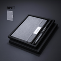 Conjunto elegante em RPET com bloco de notas pautado e esferográfica metálica. Fabricado a partir de plástico reciclado, ideal para ofertas corporativas sustentáveis e personalização com gravação a laser.