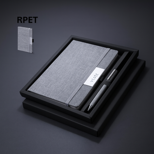 Conjunto elegante em RPET com bloco de notas pautado e esferográfica metálica. Fabricado a partir de plástico reciclado, ideal para ofertas corporativas sustentáveis e personalização com gravação a laser.