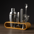 Elegante set de cocktail em aço inoxidável com base em bambu e 9 acessórios. Ideal para preparar bebidas com estilo e personalizar com gravação a laser em cada peça.