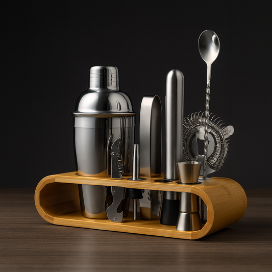 Elegante set de cocktail em aço inoxidável com base em bambu e 9 acessórios. Ideal para preparar bebidas com estilo e personalizar com gravação a laser em cada peça.