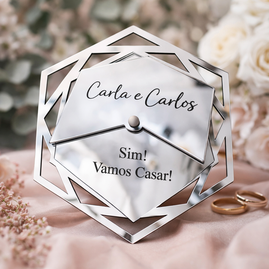 Convite de casamento interativo em acrílico espelhado com sistema giratório e gravação a laser personalizada