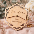 Convite de casamento interativo em madeira bétula com sistema giratório e gravação a laser personalizada