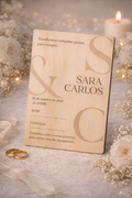 Convite de casamento em madeira bétula gravado a laser com design tipográfico elegante e iniciais dos noivos