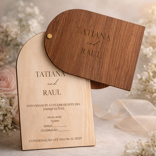 Convite de casamento em madeira com capa rotativa gravada a laser, design elegante e personalização dos nomes dos noivos