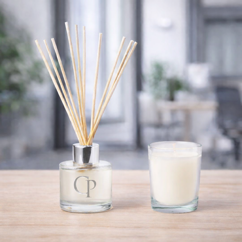 Conjunto aromático com difusor de jasmim 50ml com varetas e vela de baunilha em frascos de vidro