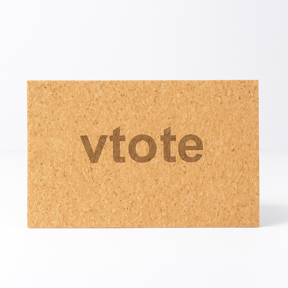 Espelho dobrável em cortiça natural com gravação laser “Vtote”, aberto em posição de suporte sobre fundo neutro, com textura suave e design sustentável.