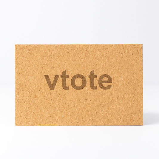 Espelho dobrável em cortiça natural com gravação laser “Vtote”, aberto em posição de suporte sobre fundo neutro, com textura suave e design sustentável.