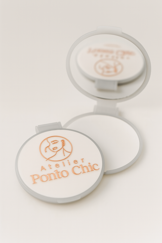 Espelho personalizado com logotipo “Atelier Ponto Chic”, ideal como brinde para salões de beleza ou estética.