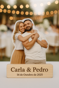 Lembrança de casamento com foto e gravação a laser — personalização única em madeira natural. Produzida artesanalmente pela Vtote Laser em Portugal.