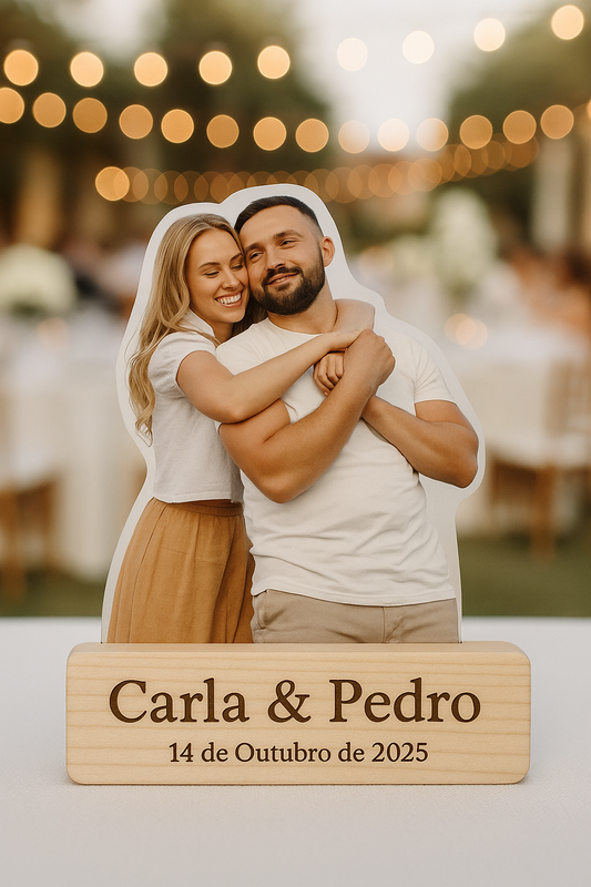 Lembrança de casamento com foto e gravação a laser — personalização única em madeira natural. Produzida artesanalmente pela Vtote Laser em Portugal.