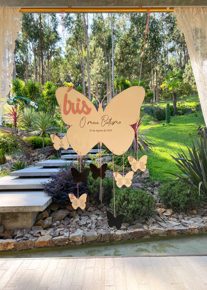 Decoração personalizada em formato borboleta para batizado com nome e data