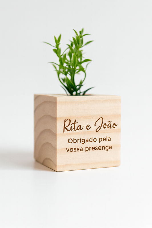Mini vaso de madeira natural com suculenta decorativa e gravação a laser “Rita e João – Obrigado pela vossa presença